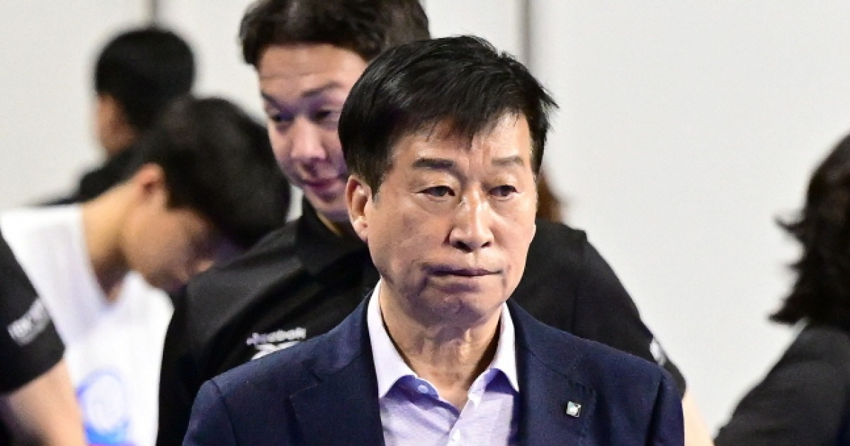 [오피셜] 김호철 IBK 감독, 전격 자진 사퇴 "팬들께 죄송한 마음뿐"... 당분간 여오현 수코 대행체제