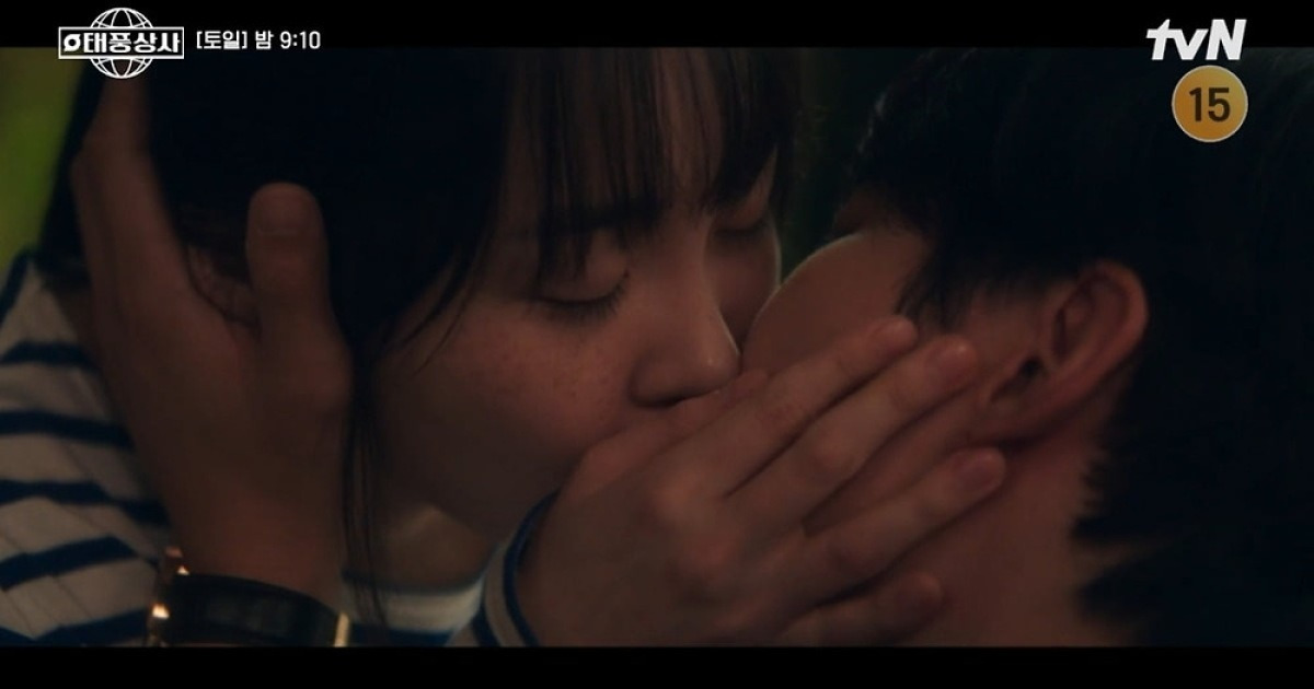 [종합] '죽음 문턱' 김민하, 이준호에 직진 고백+키스→무진성에 시원한 따귀 ('태풍상사')