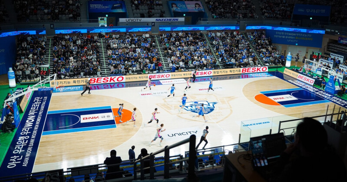 ‘WKBL 최초 주말 백투백’ 우리은행-신한은행, 평소와 달랐던 경기 전 훈련