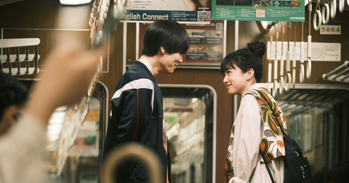 비가 오지 않는데도 우산 쓰는 독특한 남자의 고백법