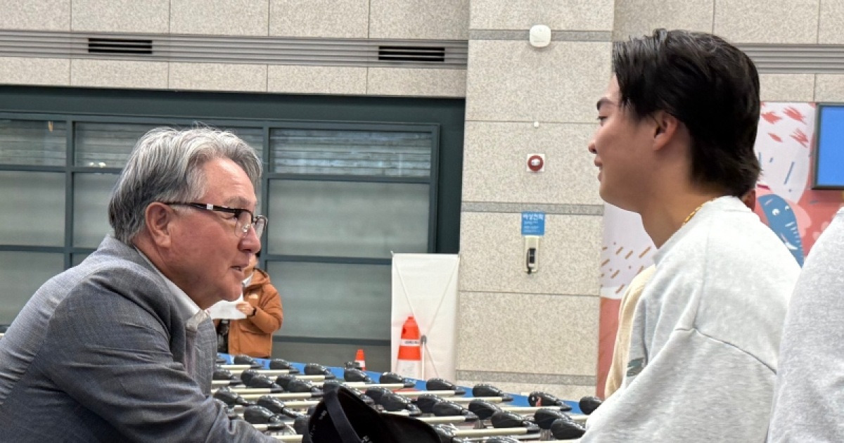 '한화 새 얼굴' 왕옌청, 한국 깜짝 방문! 김경문 감독에게 모자 벗고 '깍듯한 첫 인사' [인천공항 현장]