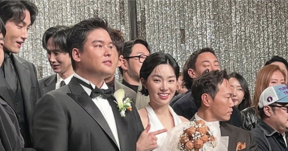 이장우·조혜원, 7년 연애 끝 결혼…'호두과자 부케' 들었다