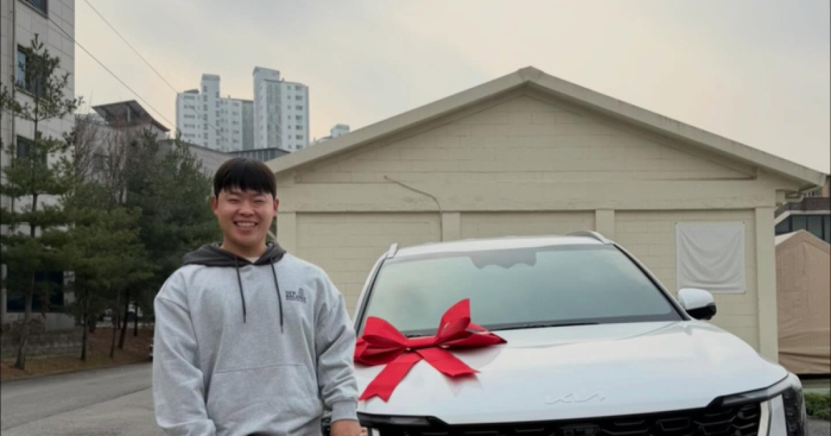 개그우먼 김영희, 10살 연하 남편에 새차 선물...남편 윤승열 “효도할게”