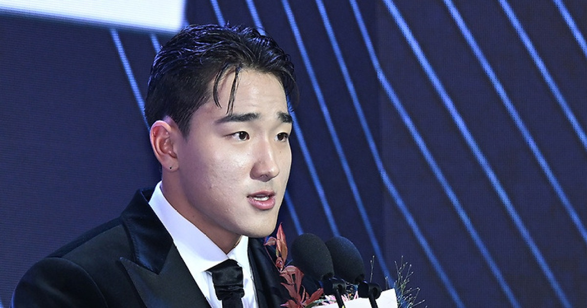 이변은 없었다..안현민, 2025시즌 신인상 수상 “폰세에게 친 것이 올해 최고의 홈런”