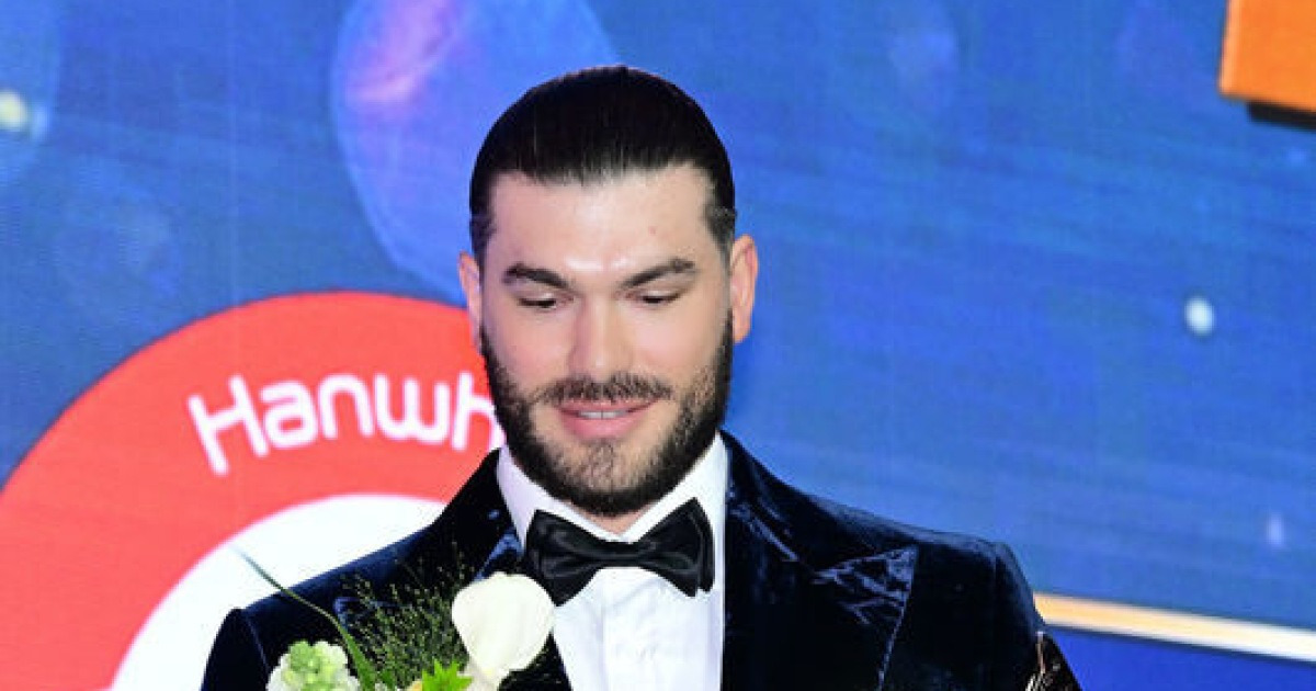 역대 최초 외인 투수 4관왕 폰세 "나의 No.1 아내에게 수상 영광 돌린다. 사랑해"