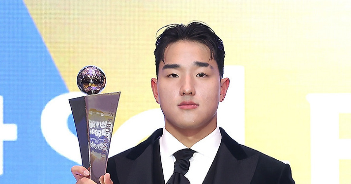 KBO 괴물신인 내년엔 100억 거포와 뛸수 없다 "강백호 형 어떤 사정 있었는지 모르겠지만…"