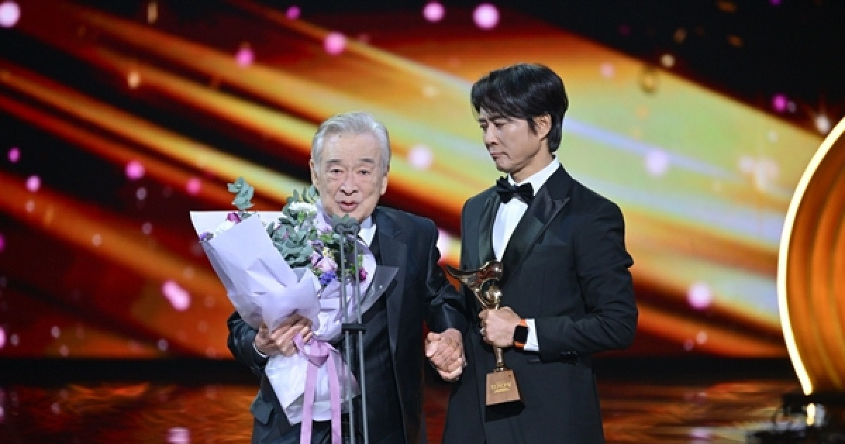 [단독] 故이순재 대상 순간 지켰던 최수종 "슬프고 마음 아파. 제일 기억에 남는 거는..." [직격인터뷰]