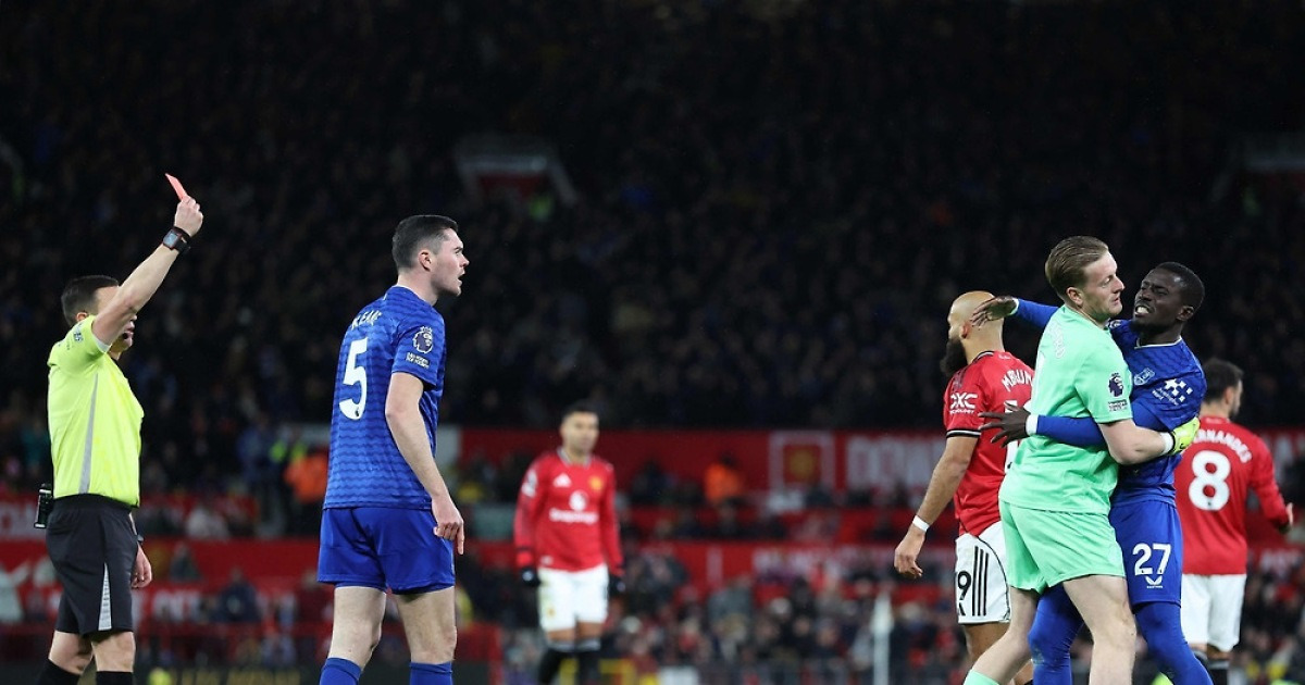 EPL 에버턴 게예, 동료 뺨 때려 황당 퇴장…팀은 맨유 1-0 제압