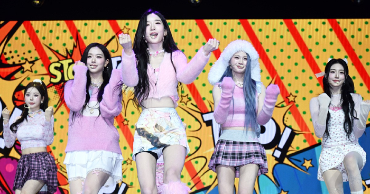 Triple S's Sun Dimension blends Y2K and Y3K aesthetics with a dreamy stage for 'Bubble Gum Girl' [Lee Joo-sang's e-finder]