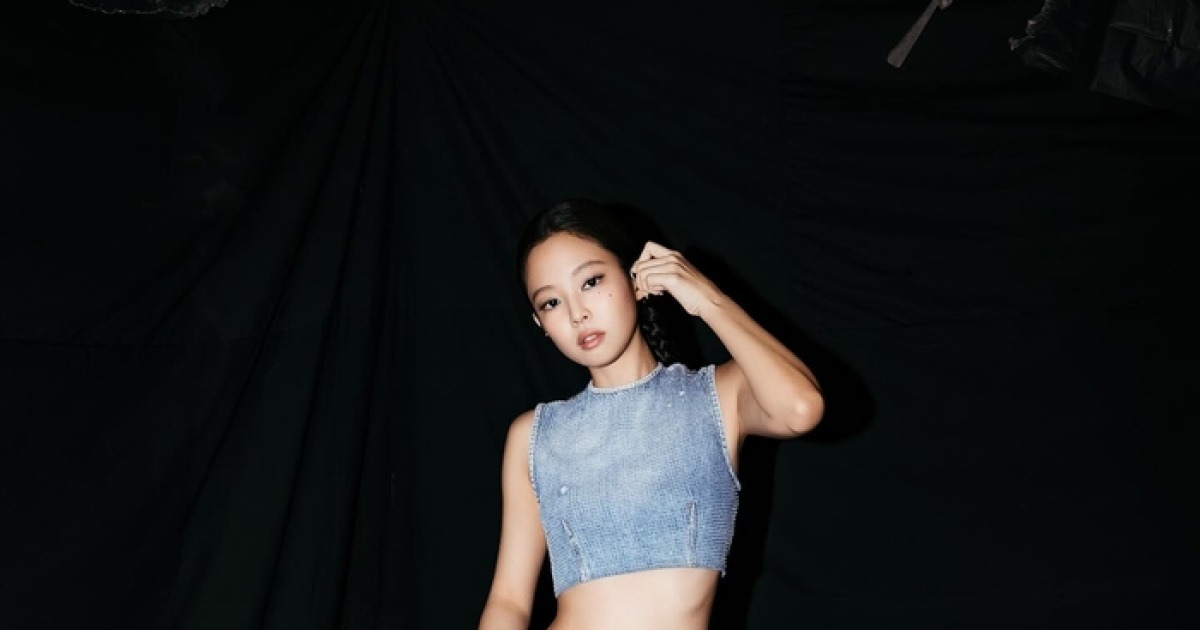 블랙핑크 제니, 인도네시아에서의 과감한 데님 패션 눈길