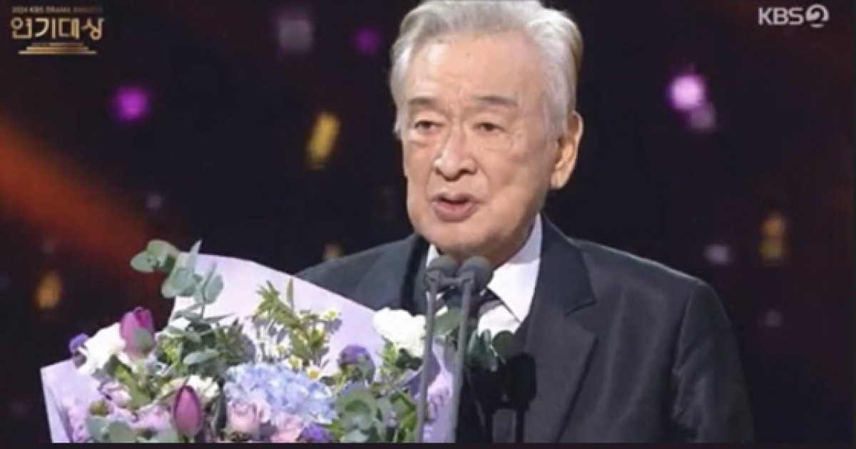 "평생 신세 졌다" 김혜수, 눈물의 故이순재 마지막 소감 되새기며 추모