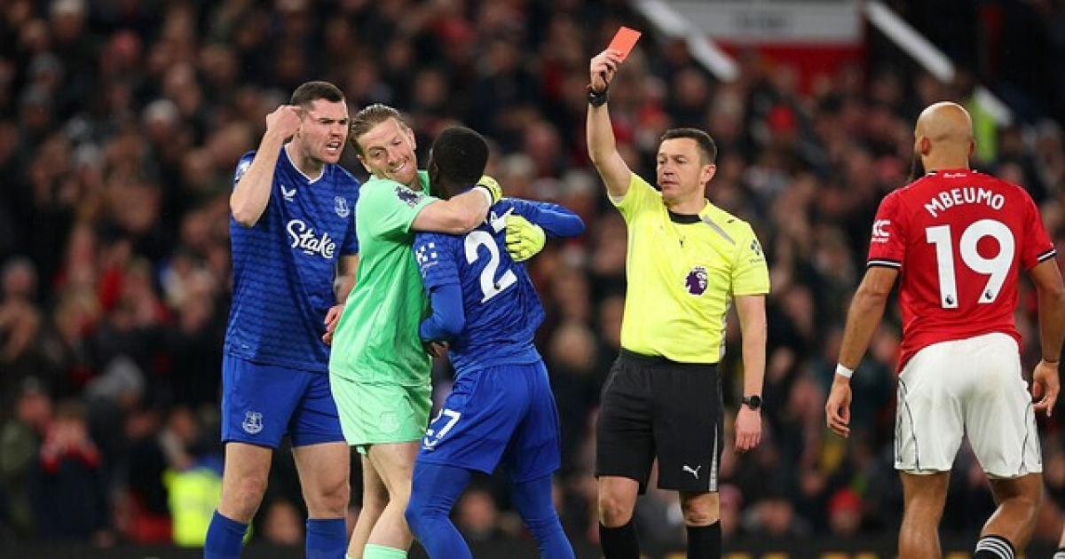 동료 뺨 때리고 퇴장당한 에버턴 MF 게예, 라커룸서 전원에 사과… 듀스버리-홀 순간적인 광기였다