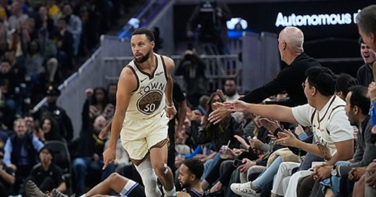 ‘뜨거웠다’ 커리 31점 폭발→3점슛 19개 쓸어 담은 GSW, 유타 완파하고 3연패 탈출