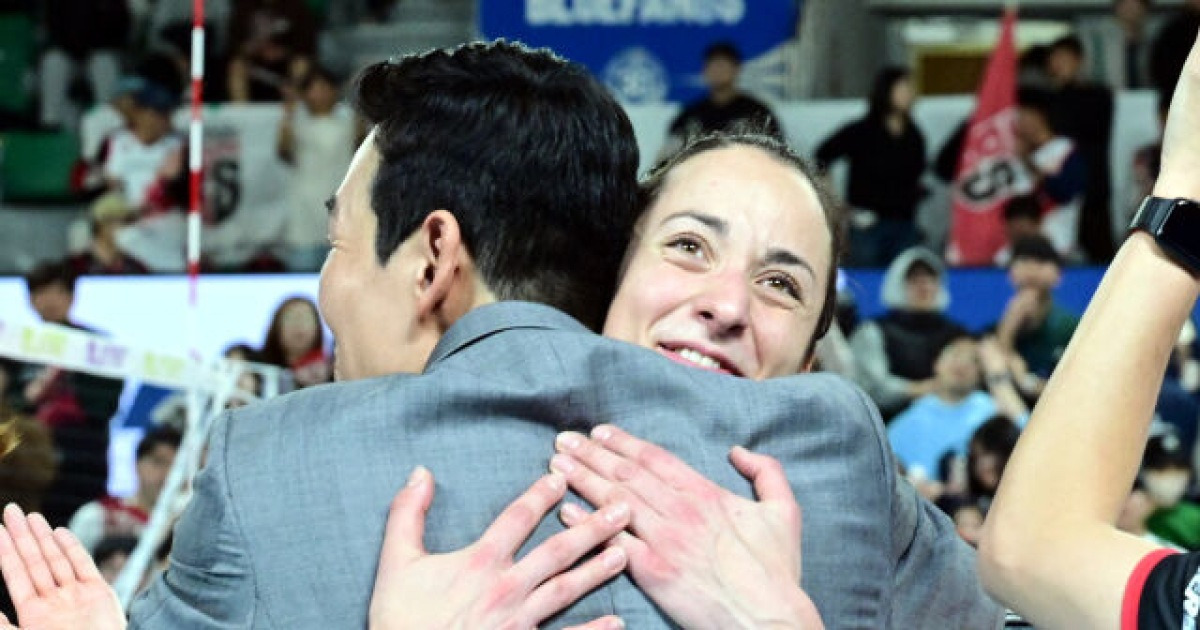 '부친상' 아픔 승리로 만들고…고희진 감독 품에서 눈물 훔친 자네테 [곽경훈의 현장]