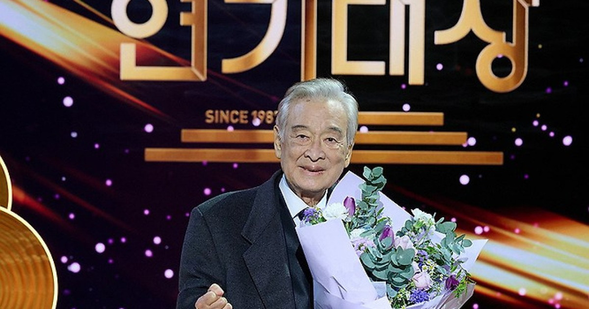 칠순엔 시트콤, 구순엔 연극…일평생 도전한 천생 배우 이순재