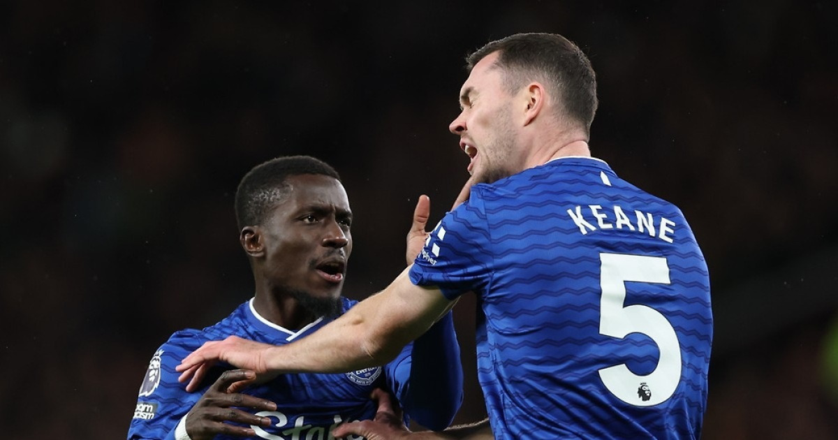 EPL 에버턴 게예, 경기 도중 팀 동료에 손찌검…'황당한 퇴장'