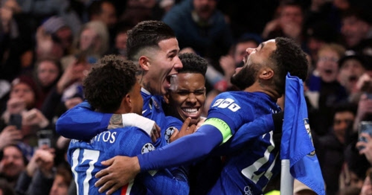 '2007년생 대결' 이스테방이 웃었다... 첼시, 바르사 완파