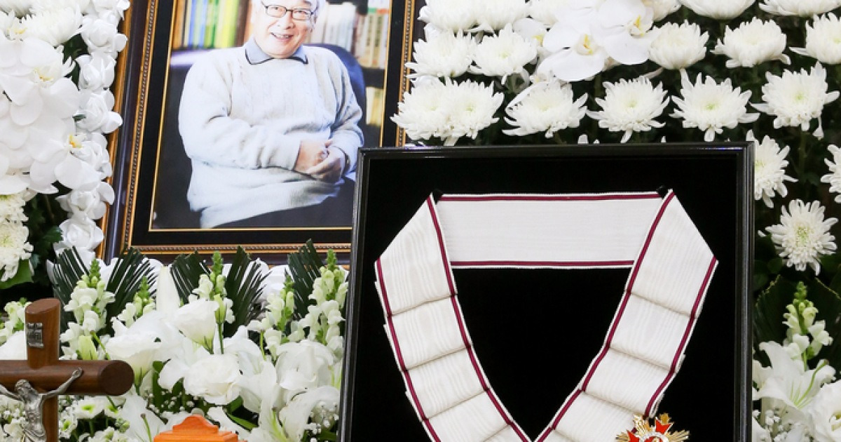 ‘영원한 현역’ 이순재, 연기 인생 70년의 마침표... 故人에게 최고 영예 ‘금관문화훈장’ 추서!