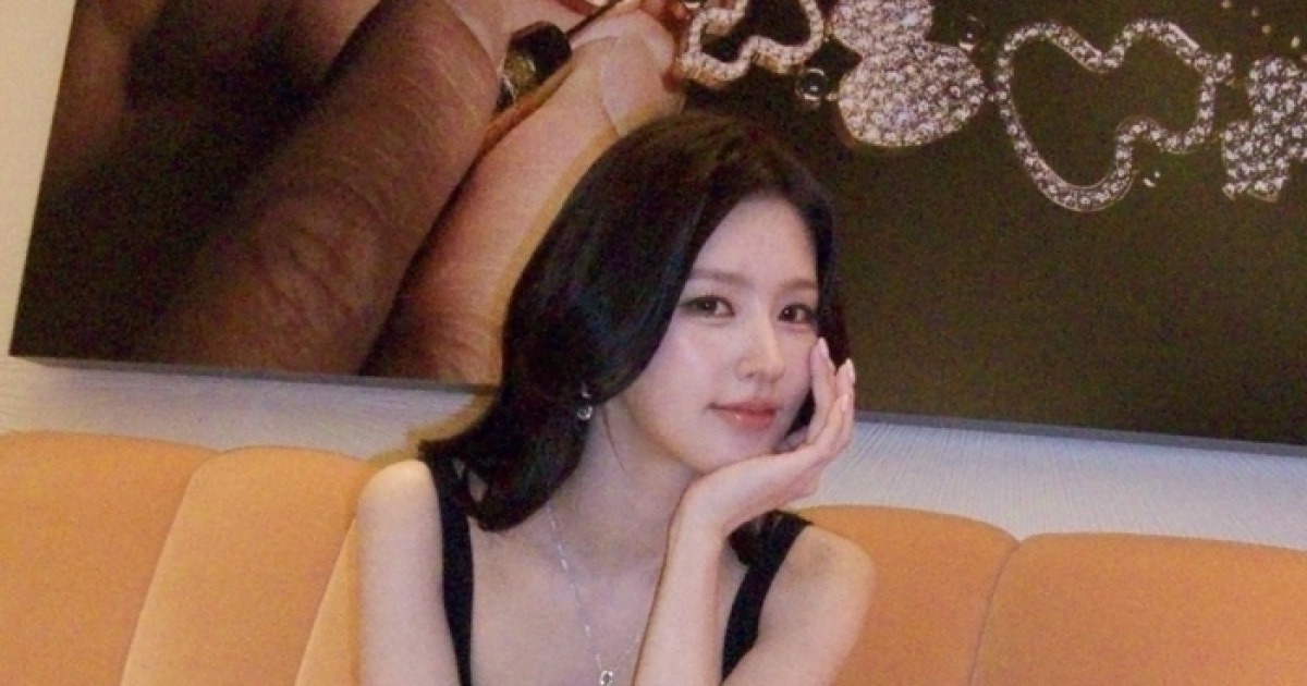 아이들 미연, 성숙미 넘치는 우아한 블랙 미니 드레스 자태