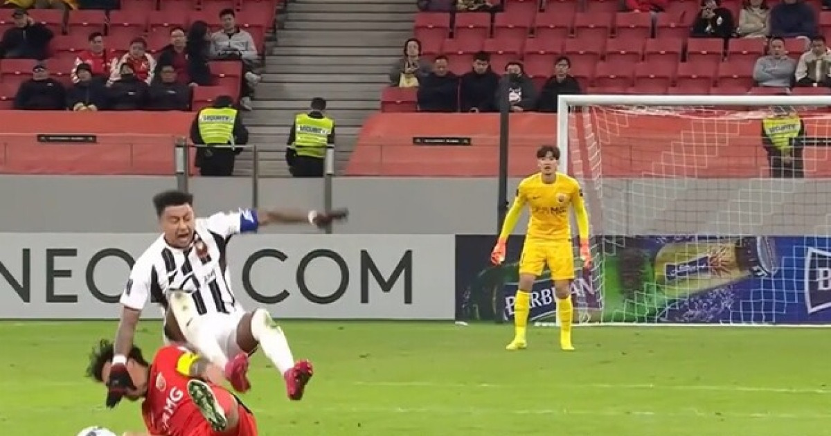 ”그냥 바보 멍청이다!”...‘슈퍼스타’ 린가드 향한 ‘살인 태클’에 중국 현지 팬들도 ‘절레절레’