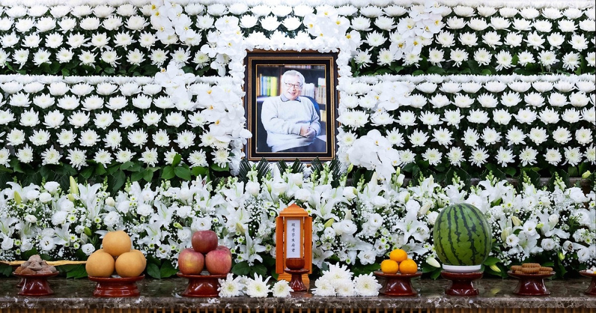 “하늘에서 또 연극해요”…자정 다 돼 故 이순재 빈소 떠난 ‘꽃할배’ 박근형·짐꾼 이서진