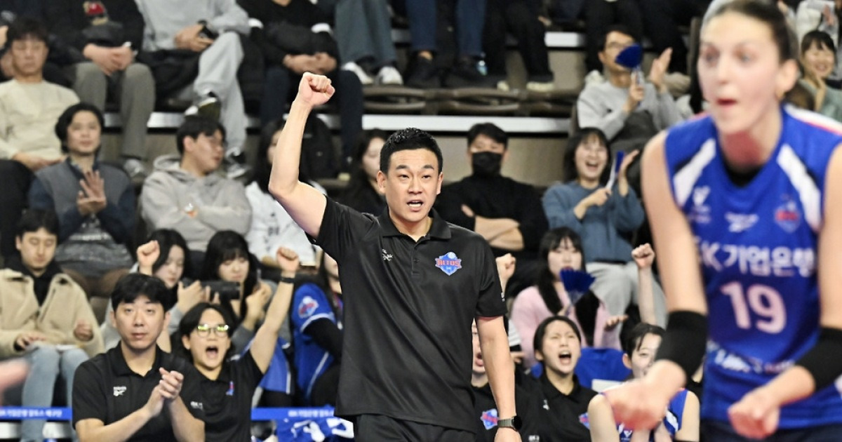 '김호철 사퇴→여오현 대행 체제' IBK기업은행 7연패 탈출, 흥국생명 3-0 완파