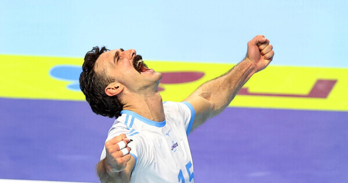 7점차 잡은 러셀의 환호,  트리플크리운 달성...대한항공 남자부 1위 질주