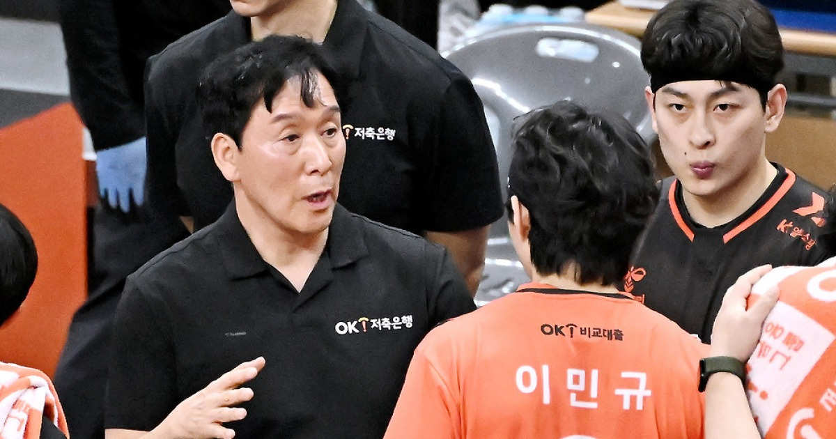 OK저축, 삼성화재 3-0 완파…신영철 감독 V리그 최초 300승 달성