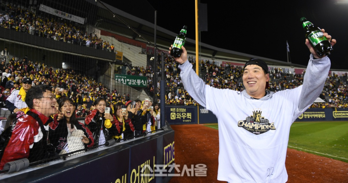 KT로 떠났지만! 김현수의 리더십만큼은 LG의 ‘핵심’이었다 [올해의 상 D-7]