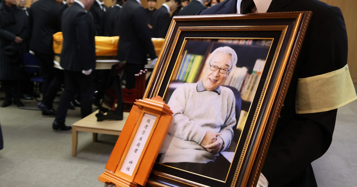 사위 정보석→팬클럽 회장 하지원 오열…故 이순재, 후배들 배웅 속 영면[SC이슈]