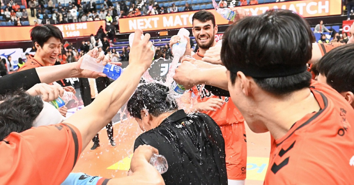 누구도 범접할 수 없는 300승. 그 비결은 "우승보다 선수의 발전을 보며 희열을 느낀다"[부산 인터뷰]