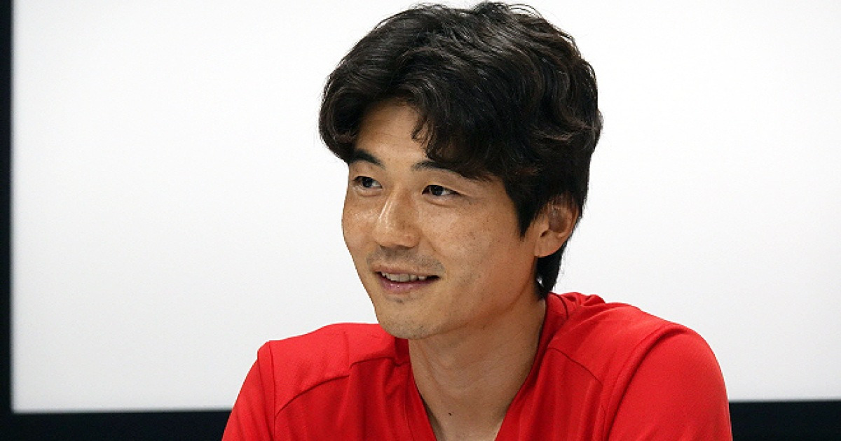 ‘레전드 기성용, 내년에도 함께하자’ 팬들이 걸개로 전한 바람 [MK포항]