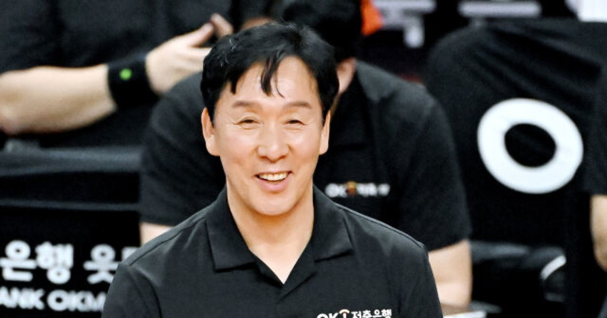 신영철 감독, V-리그 최초 ‘300승’ 금자탑...OK, 삼성화재에 5연패 안겼다 [MD부산]