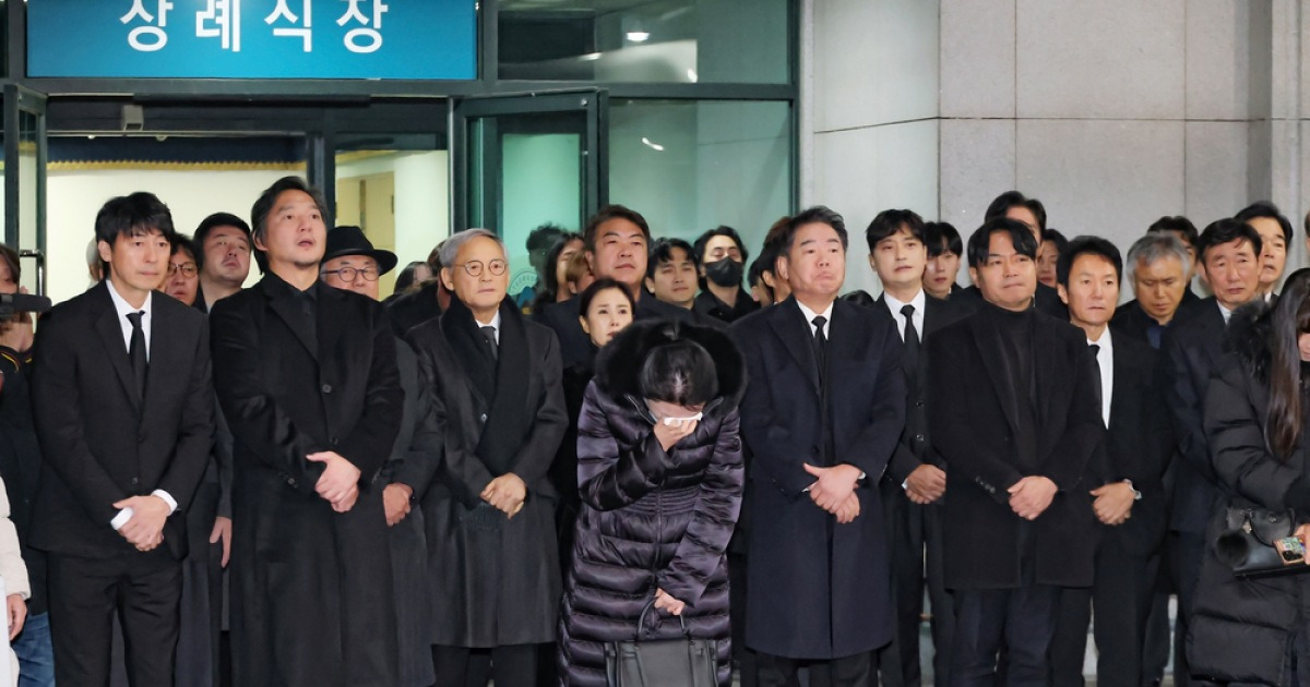 눈물과 그리움이 드리운 발인 (故 이순재 발인)[포토엔HD]