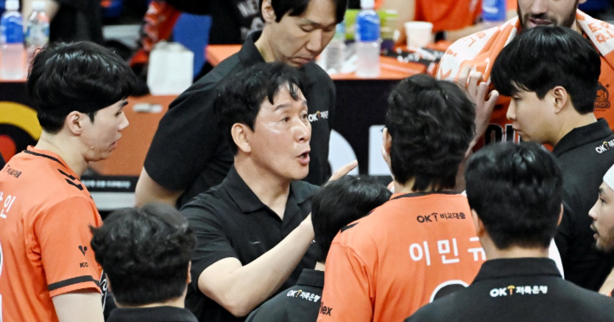 '5번째 팀에서 최초 300승 달성' 신영철의 OK저축은행, 삼성화재 3-0 완파