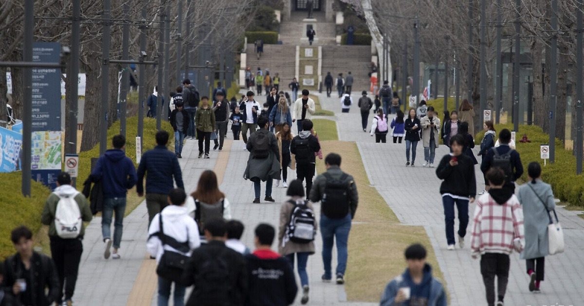 ‘AI 커닝’을 욕하는 순진한 사람들에게 [정준희의 ‘미디어 레퀴엠’]