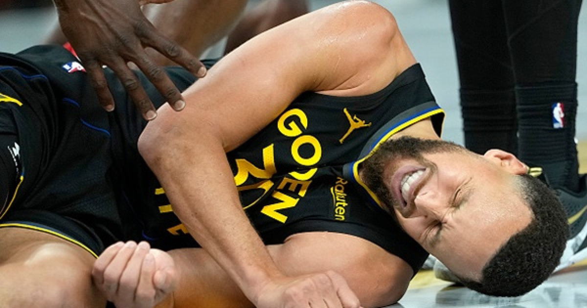 '골든스테이트 어쩌나' 커리, 휴스터전서 허벅지 타박상…MRI 촬영 예정