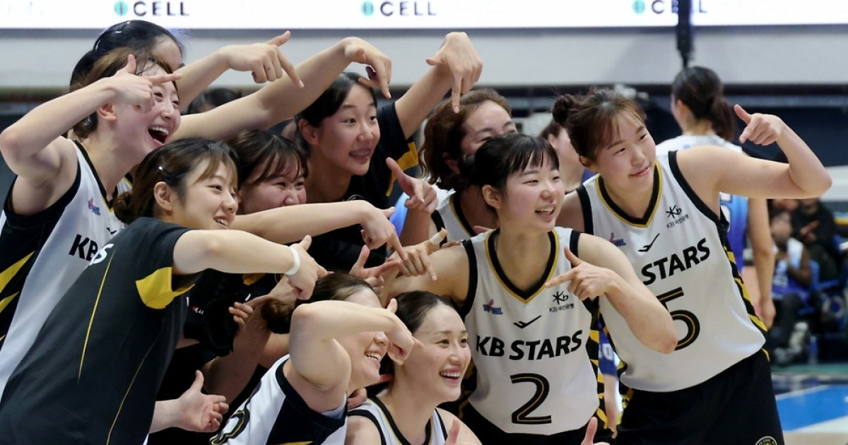 [한번에쓱] '역전에 역전에 버저비터 역전까지' 박지수 빠진 WKBL 신한-KB 이슬대첩