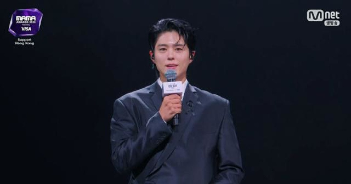 검은 리본 달고 무대 선 박보검… '마마' 오프닝서 묵념 "모든 분께 위로를"