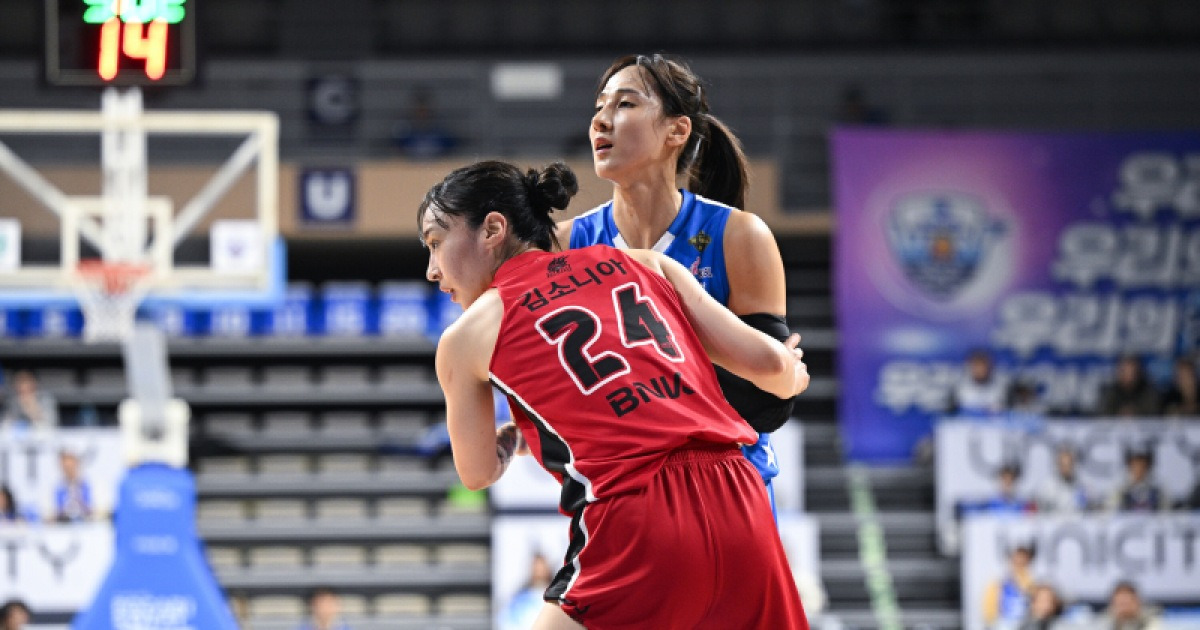 '김소니아 더블더블·박혜진 맹활약' BNK, 우리은행 꺾고 공동 2위로