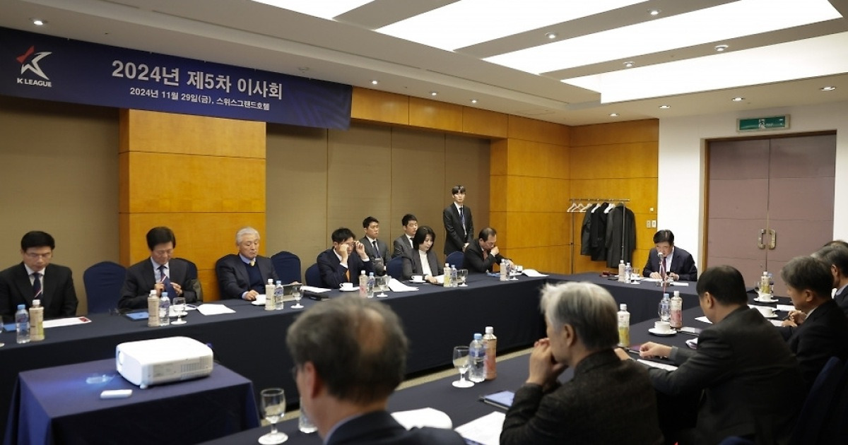 ‘인종차별 논란’ 타노스 코치, 프로축구연맹에 재심 청구…12월 1일 이사회에서 심의