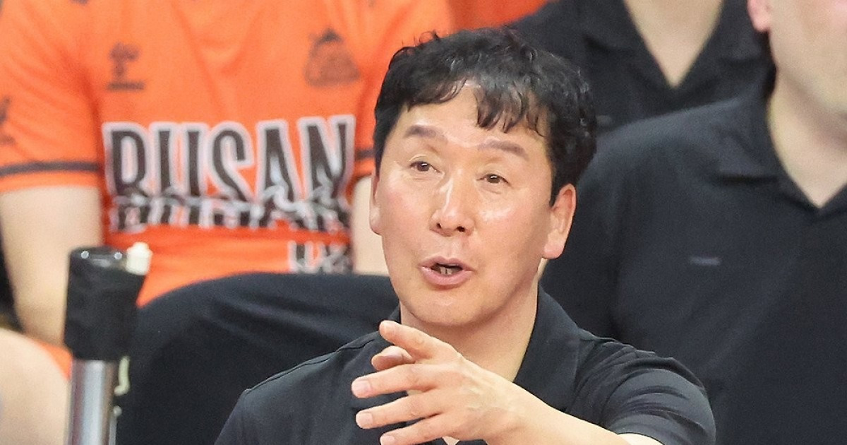 'V리그 최초 300승' 남자배구 승부사 신영철 감독 "영광스럽다"