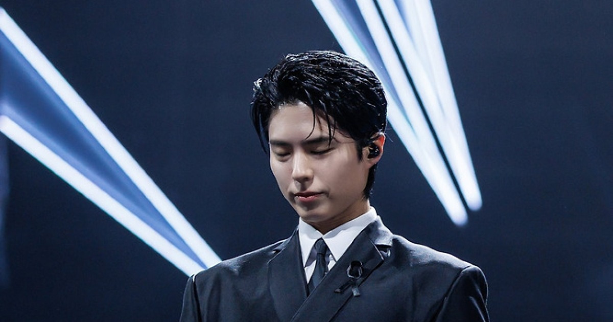 고개 숙인 박보검, 웃음기 싹 지웠다…홍콩 참사 추모 속 엔하이픈·로제 대상 [2025 마마 종합]