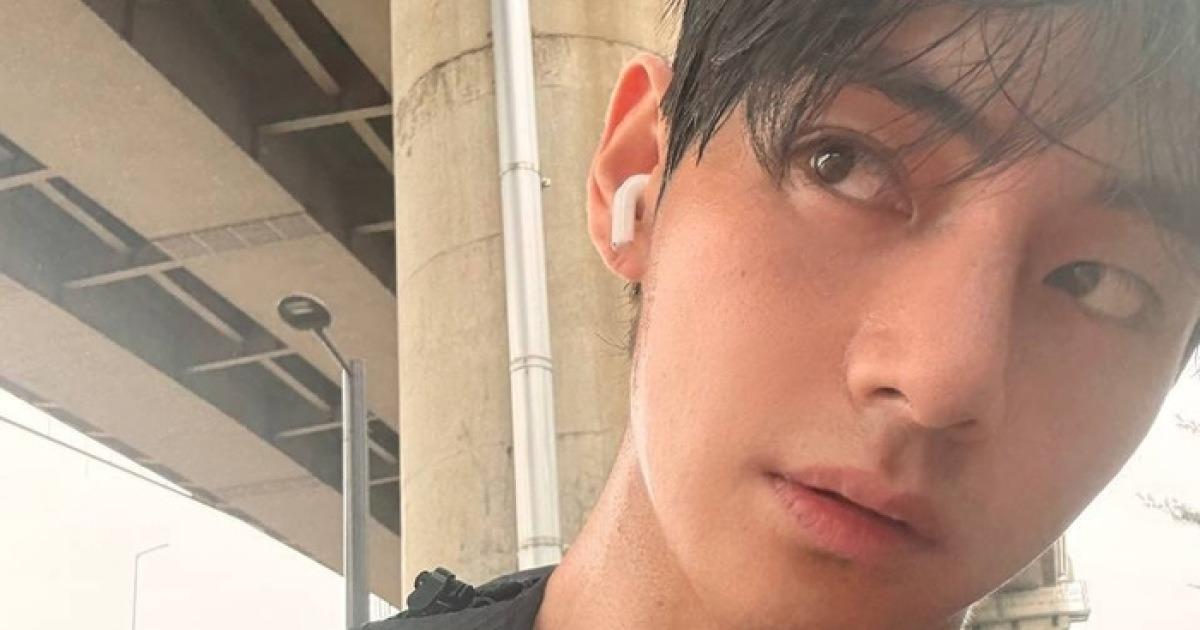 민소매 러닝에 굵은 땀, 얼굴은 조각 그대로…추운 날씨도 못말린 V의 열정