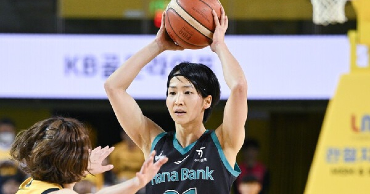 '사키 20점 10리바운드 폭발' 이상범호 하나은행, KB스타즈 잡고 공동 선두 도약