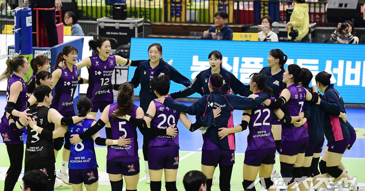 결과는 '셧아웃'이었는데, 내용은 '혈전'이었다…흥국생명, 현대건설 잡고 2위 싸움 불지폈다