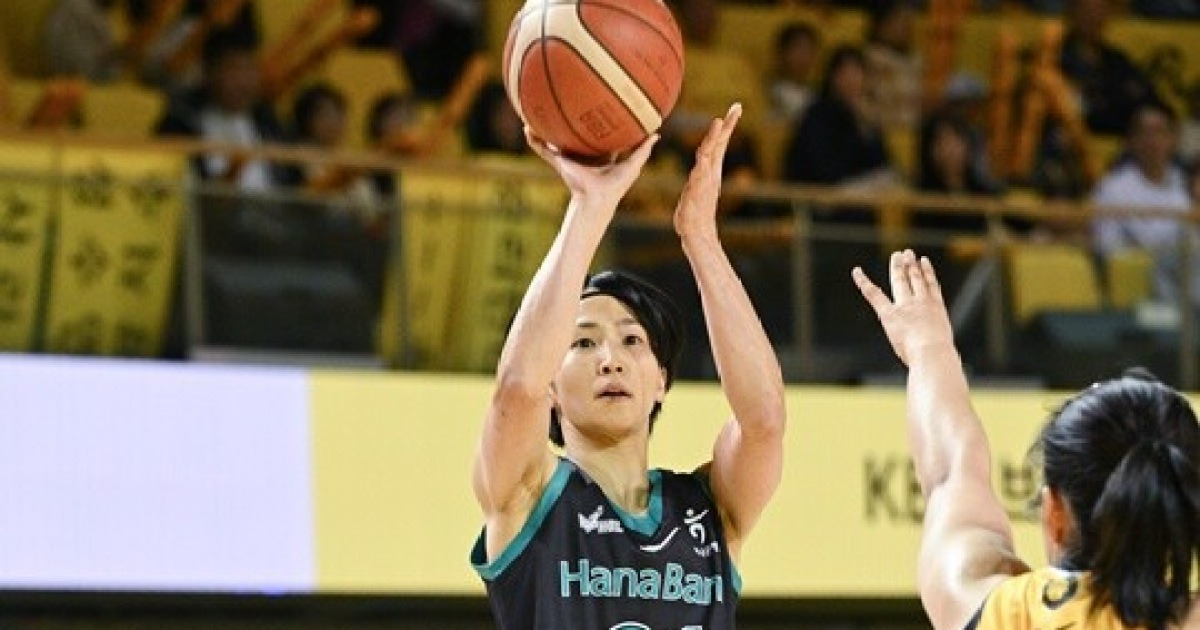 [BK 리뷰] ‘오늘만 보는 농구’ 하나은행, KB 격파 … 창단 첫 ‘개막 4경기 중 3승’