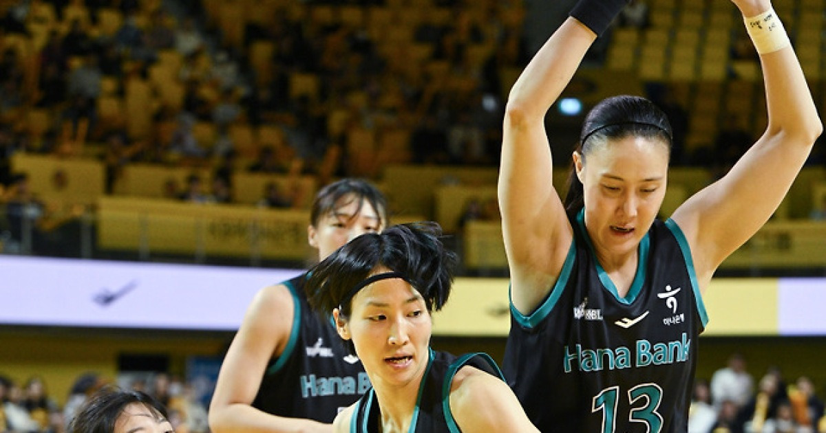 '사키 더블더블' 하나은행, '박지수 빠진' KB 잡고 공동 선두 등극