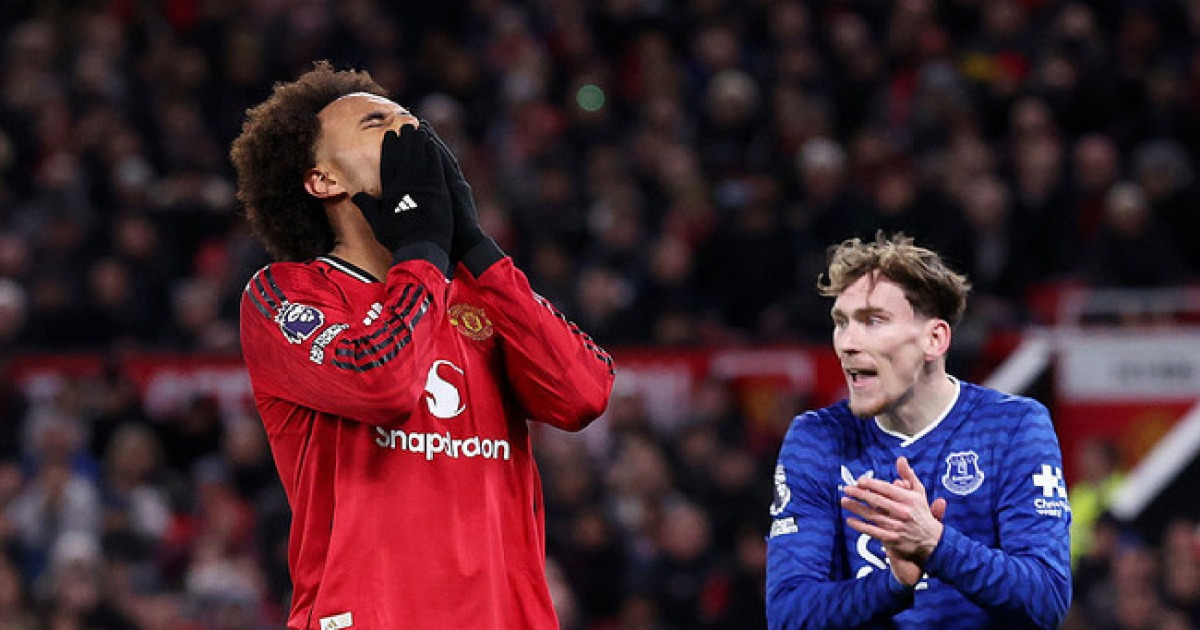 아모림 감독도 인내심 잃었다...맨유, 지르크지 영입 노리는 로마와 거래 협상에 열려있어