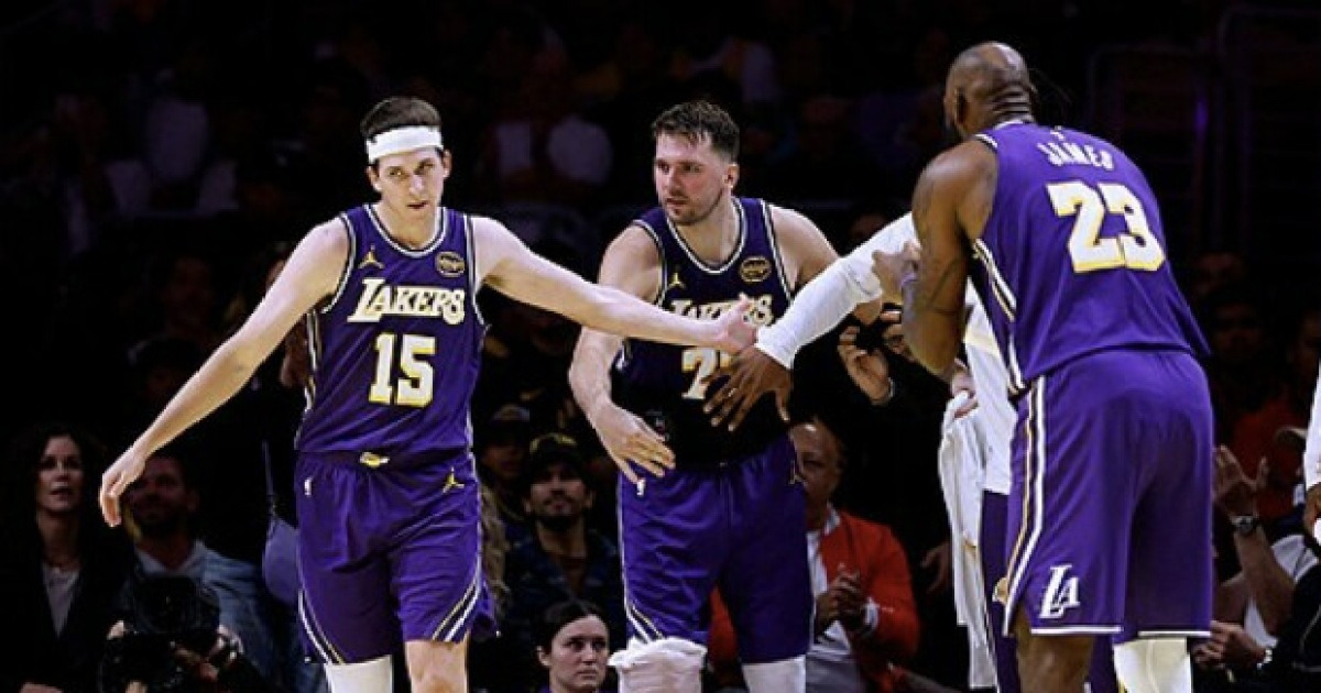 ‘돈치치·리브스 73점 합작’ 레이커스, AD 돌아온 댈러스에 신승…NBA컵 8강 안착